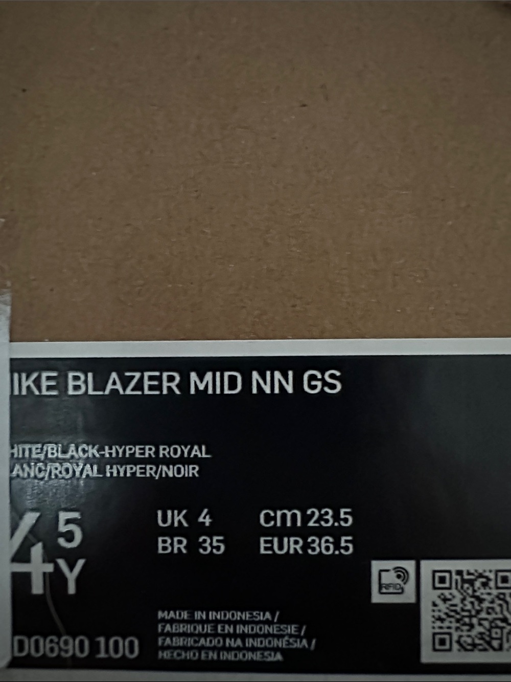 Nike Blazer Mid NN GS in White, Black, Hyper Royal